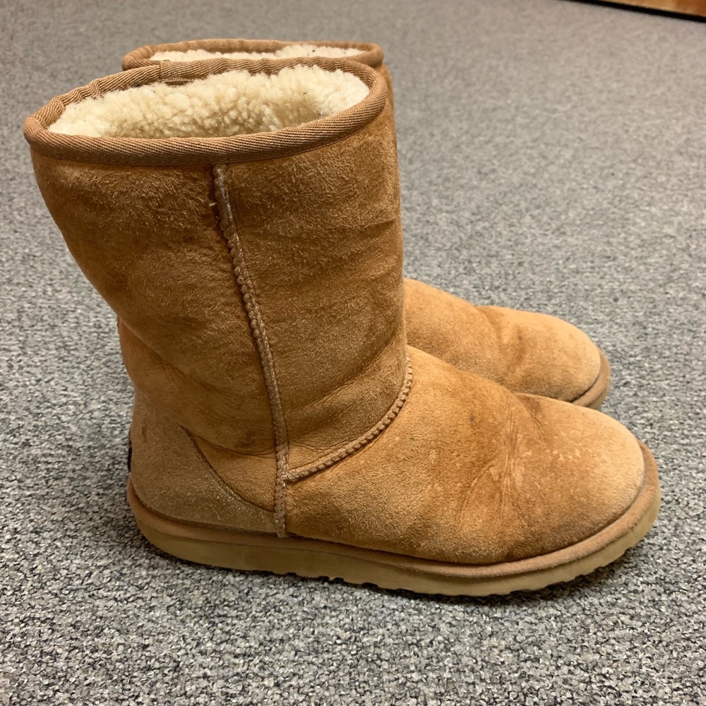 UGGS - Picture 3 of 5